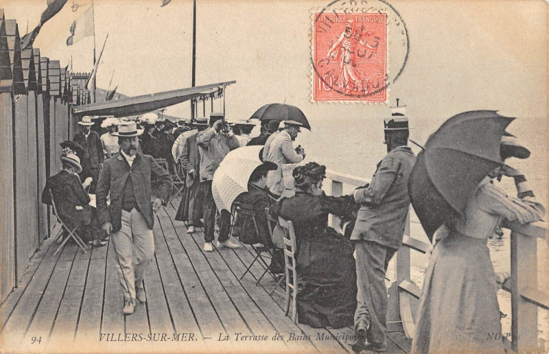 Carte postale ancienne Villers Sur Mer La Terrasse Des Bains Municipaux à Villers-sur-Mer