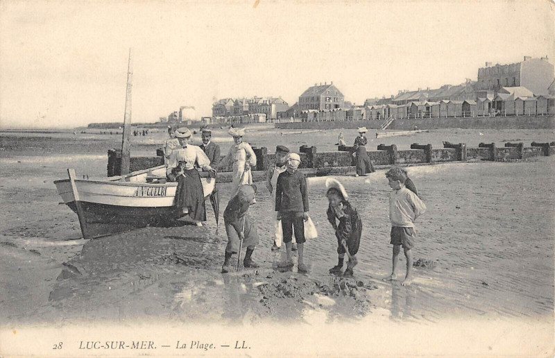 Carte postale ancienne Luc Sur Mer La Plage à Luc-sur-Mer