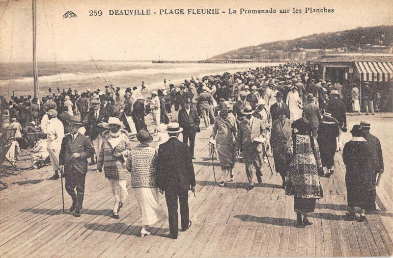Carte postale ancienne Deauville Plage Fleurie La Promenade Sur Les Planches à Deauville