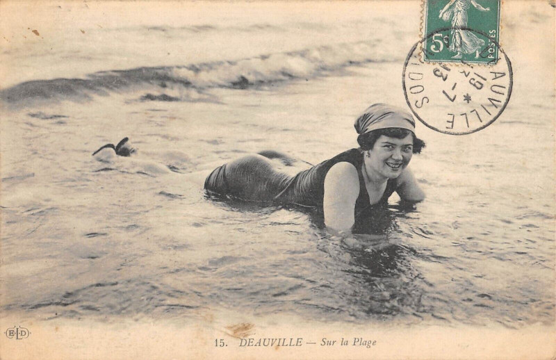 Carte postale ancienne Trouville Jolie Baigneuse