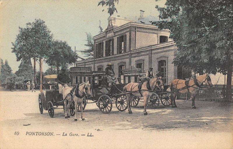 Carte postale ancienne Pontorson La Gare (diligence cliché colorisé à Pontorson