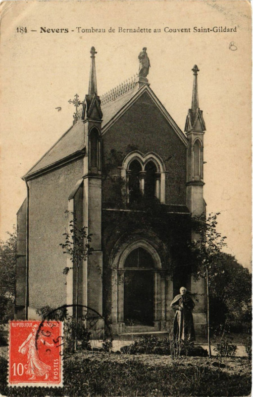 Carte postale ancienne Nevers - Tombeau de Bernadette au Couvent Saint-Gilbert à Nevers