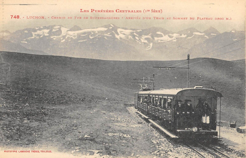 Carte postale ancienne Luchon Chemin De Fer De Superbagneres Arrivee D'Un Train Au Sommet
