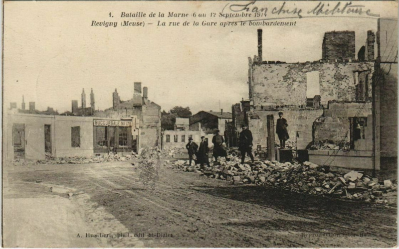 Carte postale ancienne Bataille de La Marne 6 au 12 Septembre 1914 Revigny La rue d
