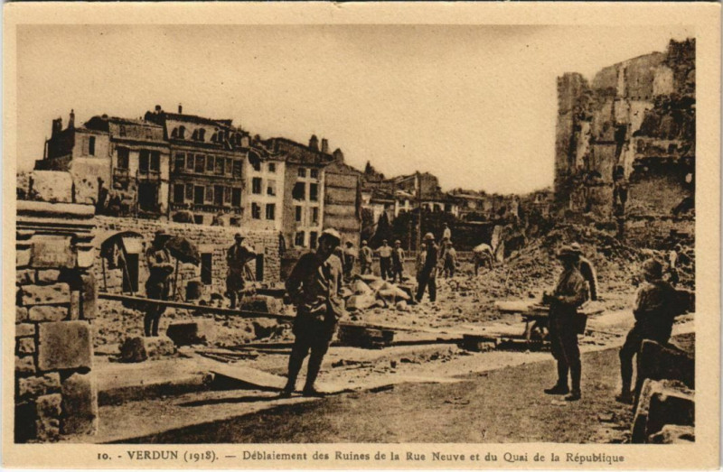 Carte postale ancienne Verdun Déblaiement des Ruines de la Rue Neuve à Verdun