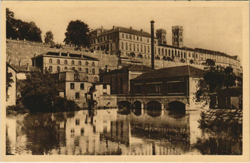 Carte postale ancienne Verdun Vue sur la Cathedrale et l'Evéché à Verdun