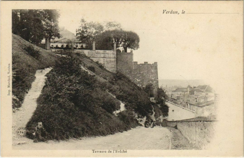 Carte postale ancienne Verdun Terasse de l'Evéche à Verdun