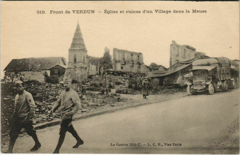 Carte postale ancienne Front de Verdun Eglise et ruines d'un Village dans la Meuse à Verdun