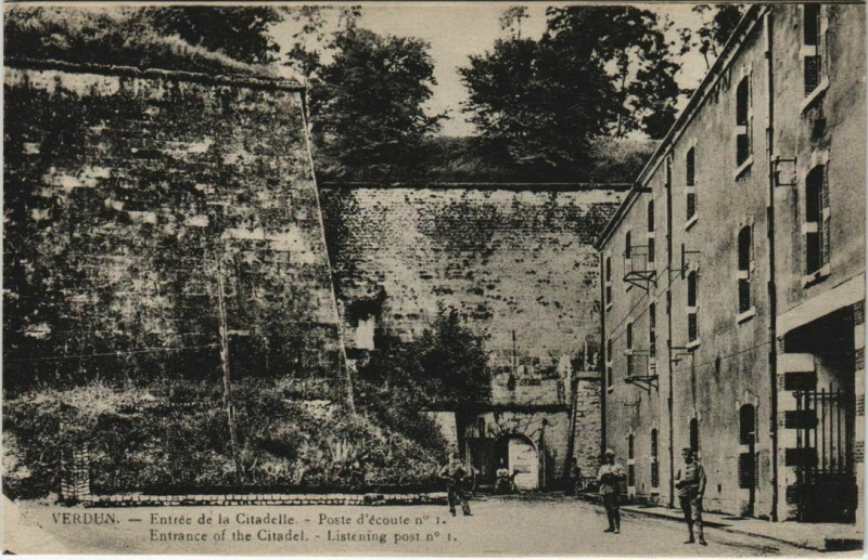 Carte postale ancienne Verdun Entrée de la Citadelle à Verdun