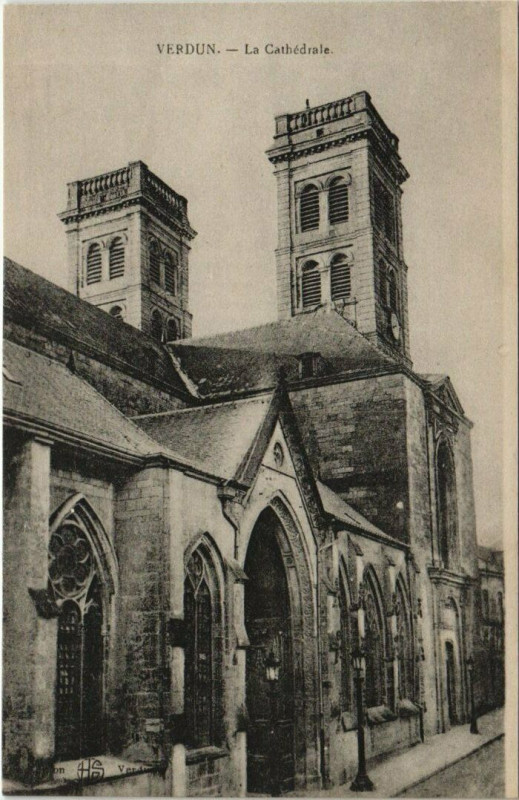 Carte postale ancienne Verdun La Cathedrale à Verdun