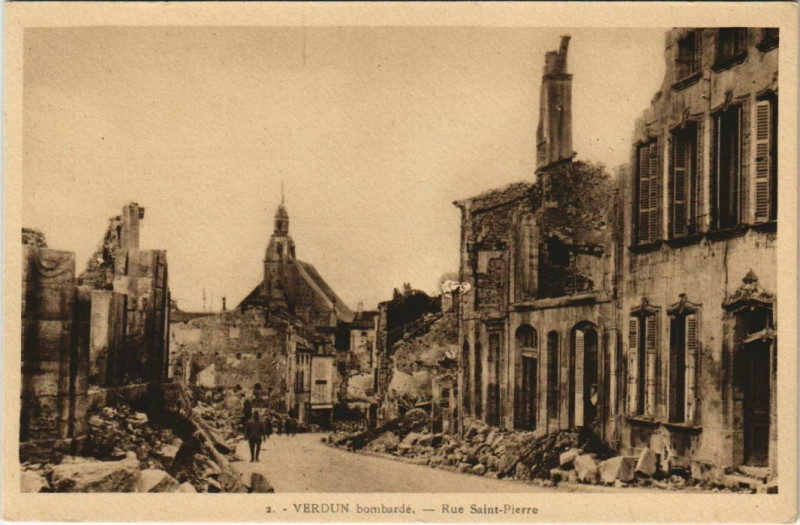 Carte postale ancienne Verdun bombarde Rue Saint-Pierre à Verdun