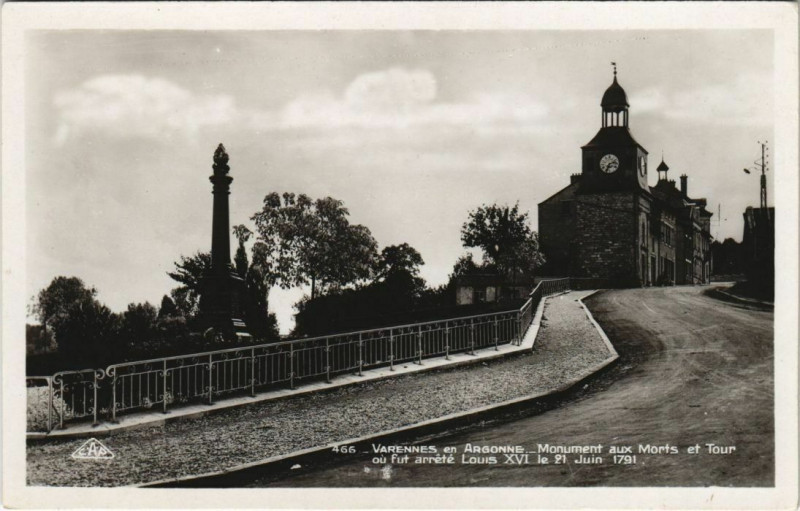 Carte postale ancienne Varennes-en-Argonne Monument aux Morts et Tour à Varennes-en-Argonne