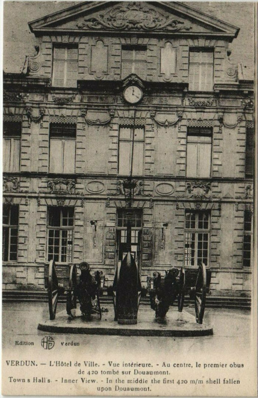 Carte postale ancienne Verdun L'Hotel de Ville Vue interieure Au centre le premier obus à Verdun