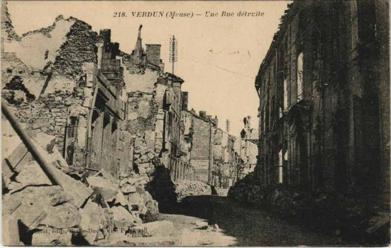 Carte postale ancienne Verdun Une Rue détruite à Verdun