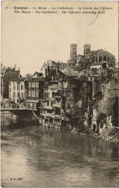 Carte postale ancienne Verdun La Meuse La Cathedrale Le Cercle des Officiers à Verdun