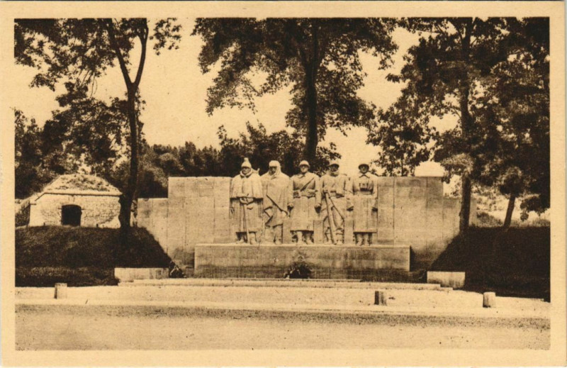 Carte postale ancienne Verdun Monument aux Morts à Verdun
