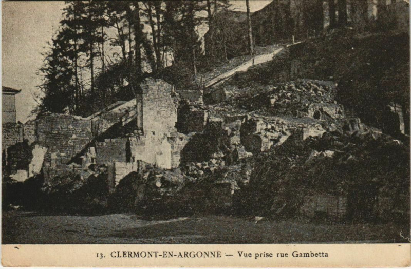 Carte postale ancienne Clermont-en-Argonne Vue prise rue Gambetta à Clermont-en-Argonne