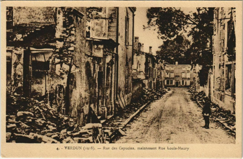 Carte postale ancienne Verdun Rue des Capucins ou Louis-Maury à Verdun