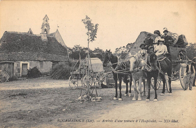 Carte postale ancienne Rocamadour Arrivee D'Une Voiture A L'Hospitalet (Diligence à Rocamadour