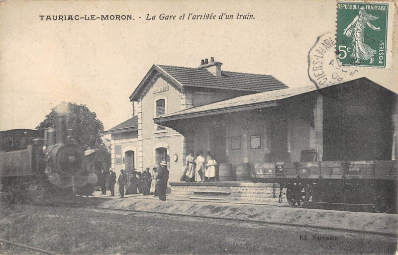Carte postale ancienne Tauriac Le Moron La Gare Et Arrivee D'Un Train à Tauriac