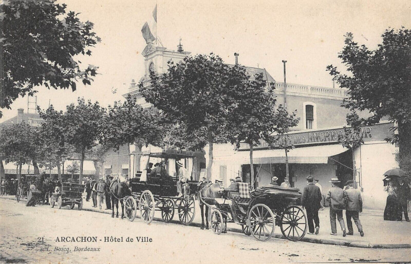Carte postale ancienne Arcachon Hotel De Ville (attelages à Arcachon
