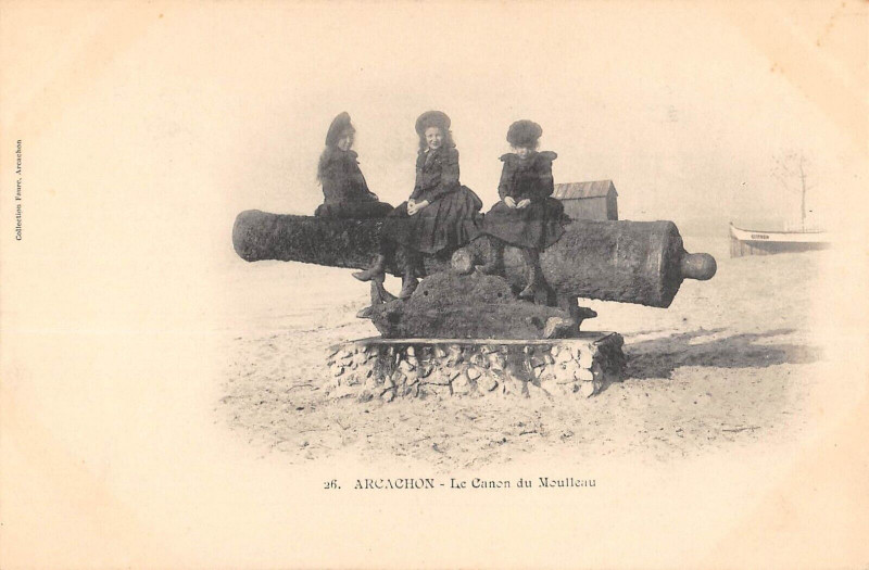 Carte postale ancienne Arcachon Le Canon Du Moulleau à Arcachon