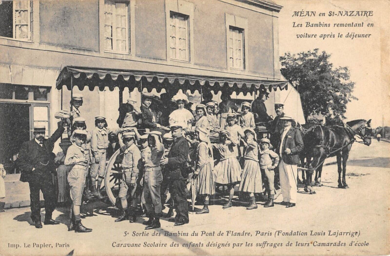 Carte postale ancienne Mean En Saint Nazaire Les Bambins Remontant En Voiture Apres Le Dejeuner à Saint-Nazaire