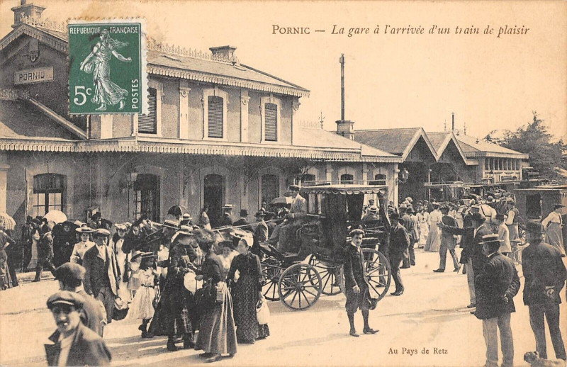 Carte postale ancienne Pornic La Gare A L'Arrivee D'Un Train De Plaisir à Pornic