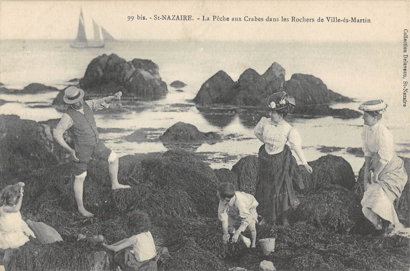 Carte postale ancienne Saint Nazaire La Peche Aux Crabes Dans Les Rochers De Ville Es Martin à Saint-Nazaire