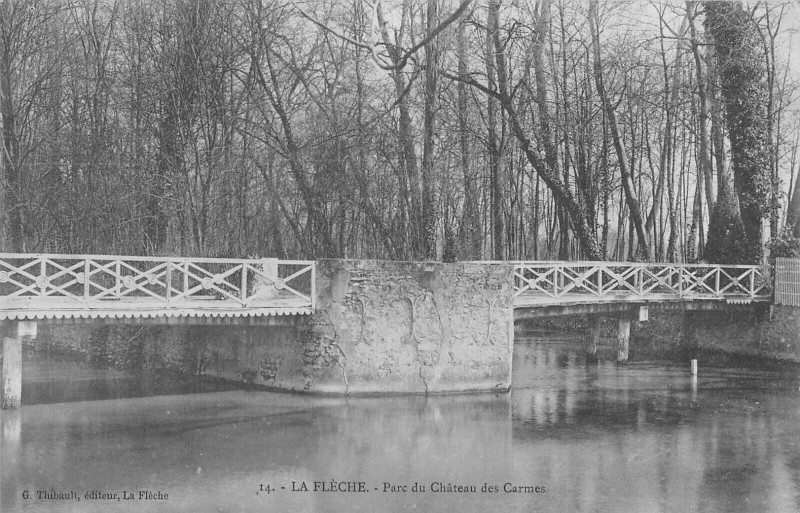 Carte postale ancienne La Fleche Parc Du Chateau Des Carmes (cliché rare