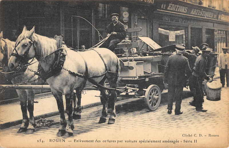 Carte postale ancienne Rouen Enlevement Des Ordures Par Voiture Specialement Amenagee à Rouen