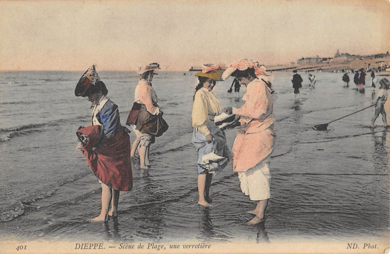 Carte postale ancienne Dieppe Scene De Plage Une Verrotiere à Dieppe