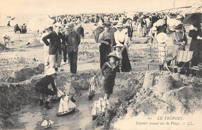 Carte postale ancienne Le Treport Enfants Jouant Sur La Plage