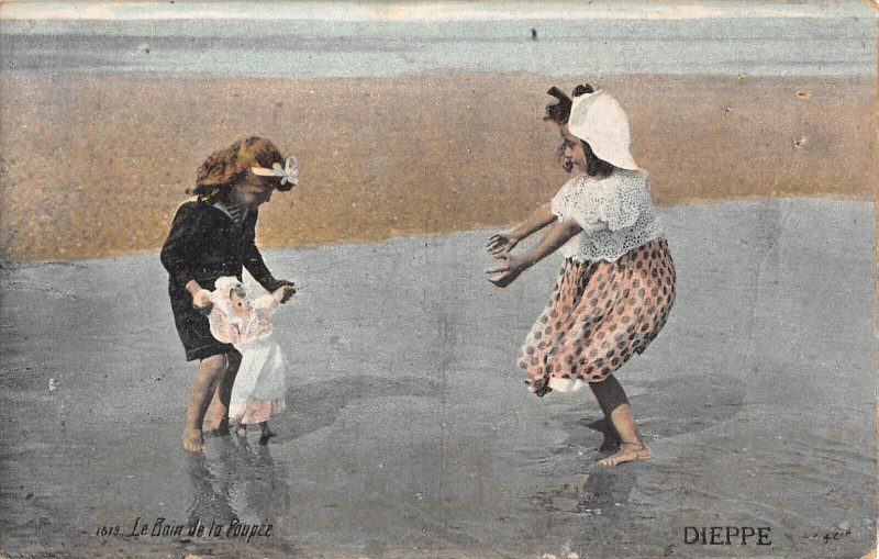 Carte postale ancienne Dieppe Le Bain De La Poupee à Dieppe