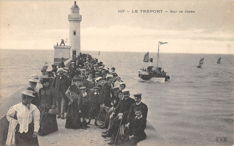 Carte postale ancienne Le Treport Sur La Jetee