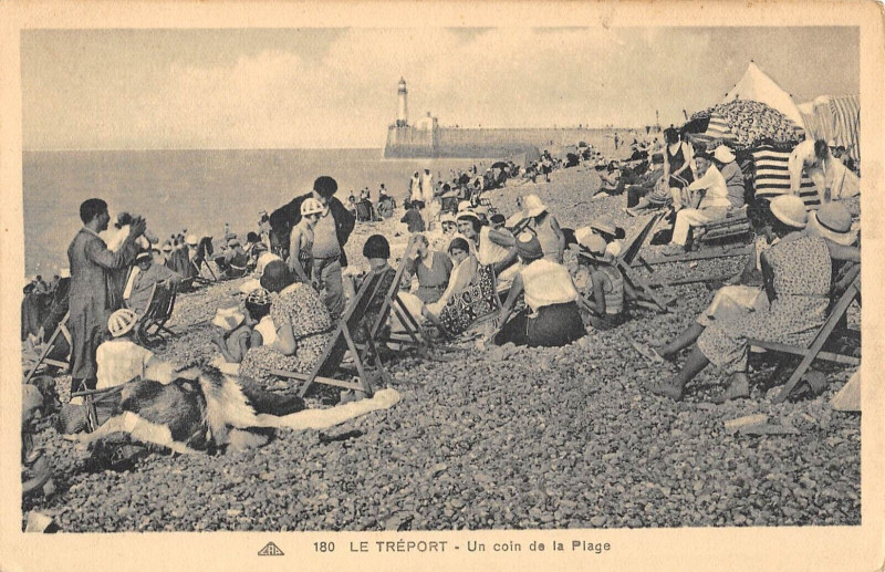 Carte postale ancienne Le Treport Un Coin De La Plage