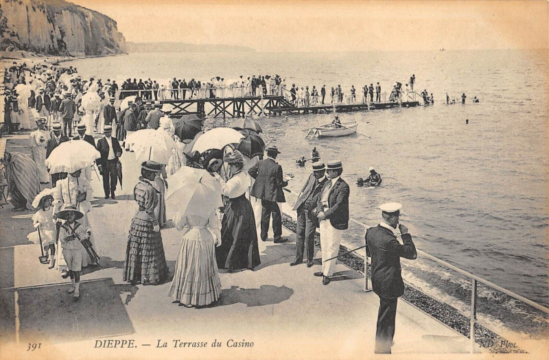 Carte postale ancienne Dieppe La Terrasse Du Casino à Dieppe