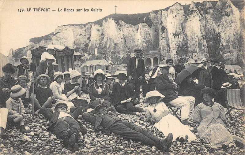 Carte postale ancienne Dieppe Le Repos Sur Les Galets à Dieppe
