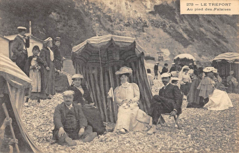 Carte postale ancienne Le Treport Au Pied Des Falaises