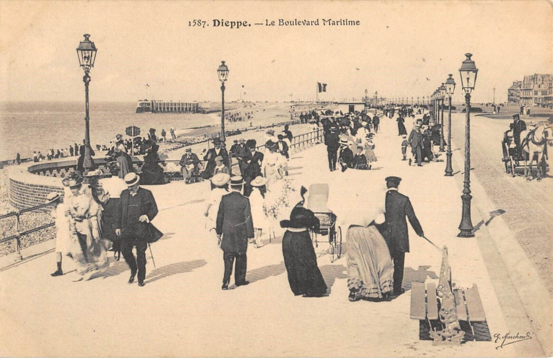 Carte postale ancienne Dieppe Le Boulevard Maritime à Dieppe