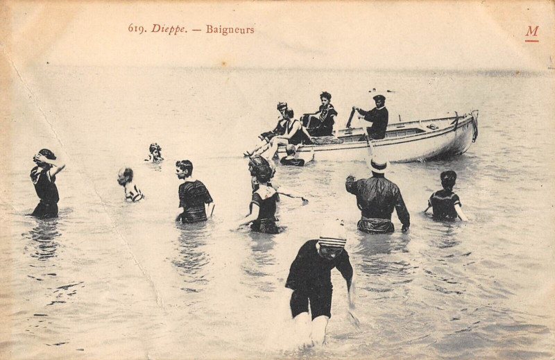 Carte postale ancienne Dieppe Baigneurs à Dieppe