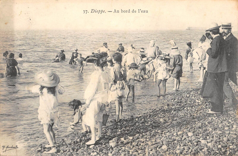 Carte postale ancienne Dieppe Au Bord De L'Eau à Dieppe