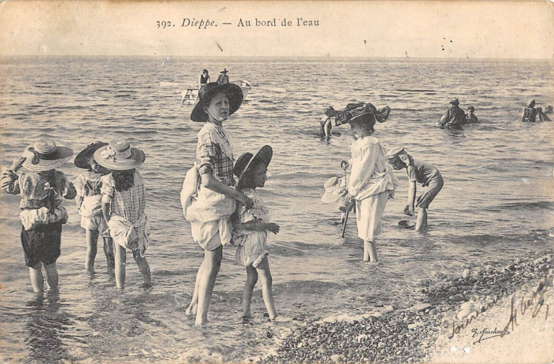 Carte postale ancienne Dieppe Au Bord De L'Eau à Dieppe