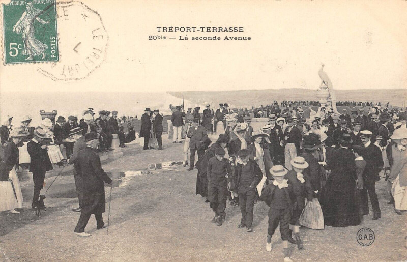 Carte postale ancienne Treport Terrasse La Seconde Avenue