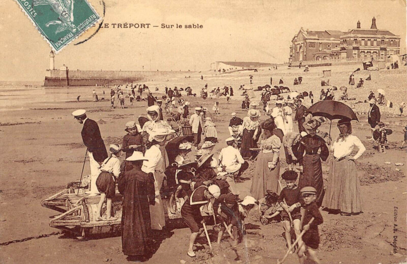 Carte postale ancienne Le Treport Sur Le Sable