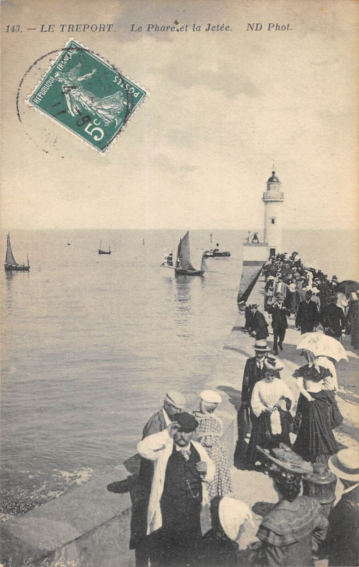 Carte postale ancienne Le Treport Phare Et Jetee