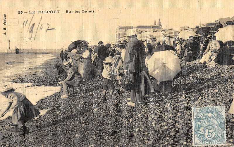 Carte postale ancienne Le Treport Sur Les Galets (cpa toilée
