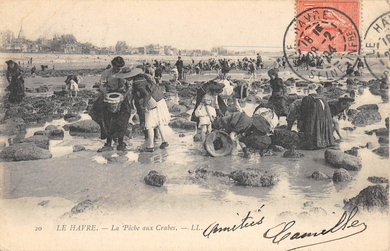 Carte postale ancienne Le Havre La Peche Aux Crabes au Havre