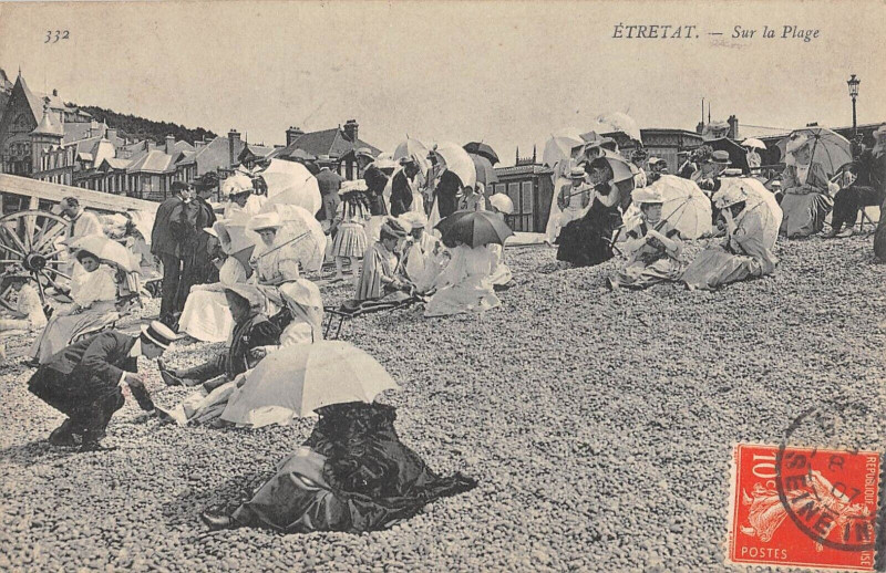 Carte postale ancienne Etretat Sur La Plage