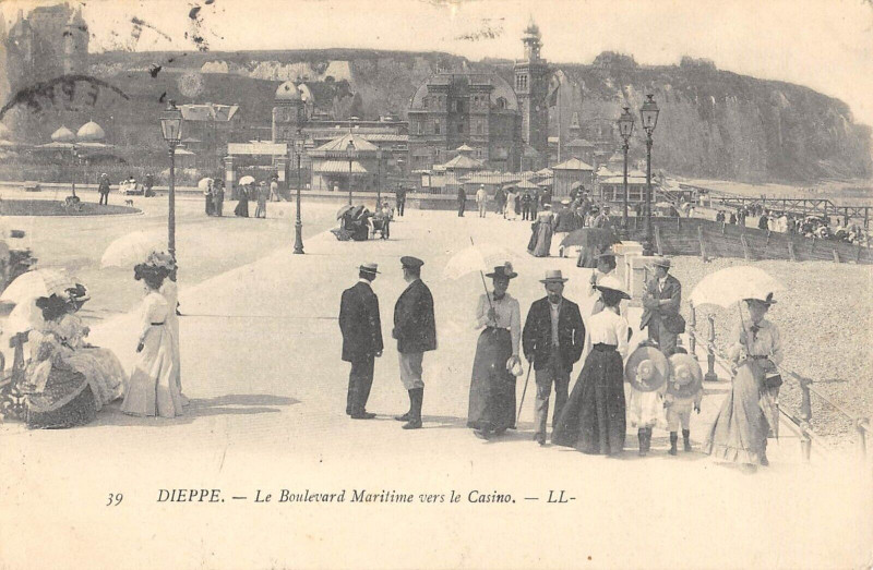 Carte postale ancienne Dieppe Le Boulevard Maritime Vers Le Casino à Dieppe